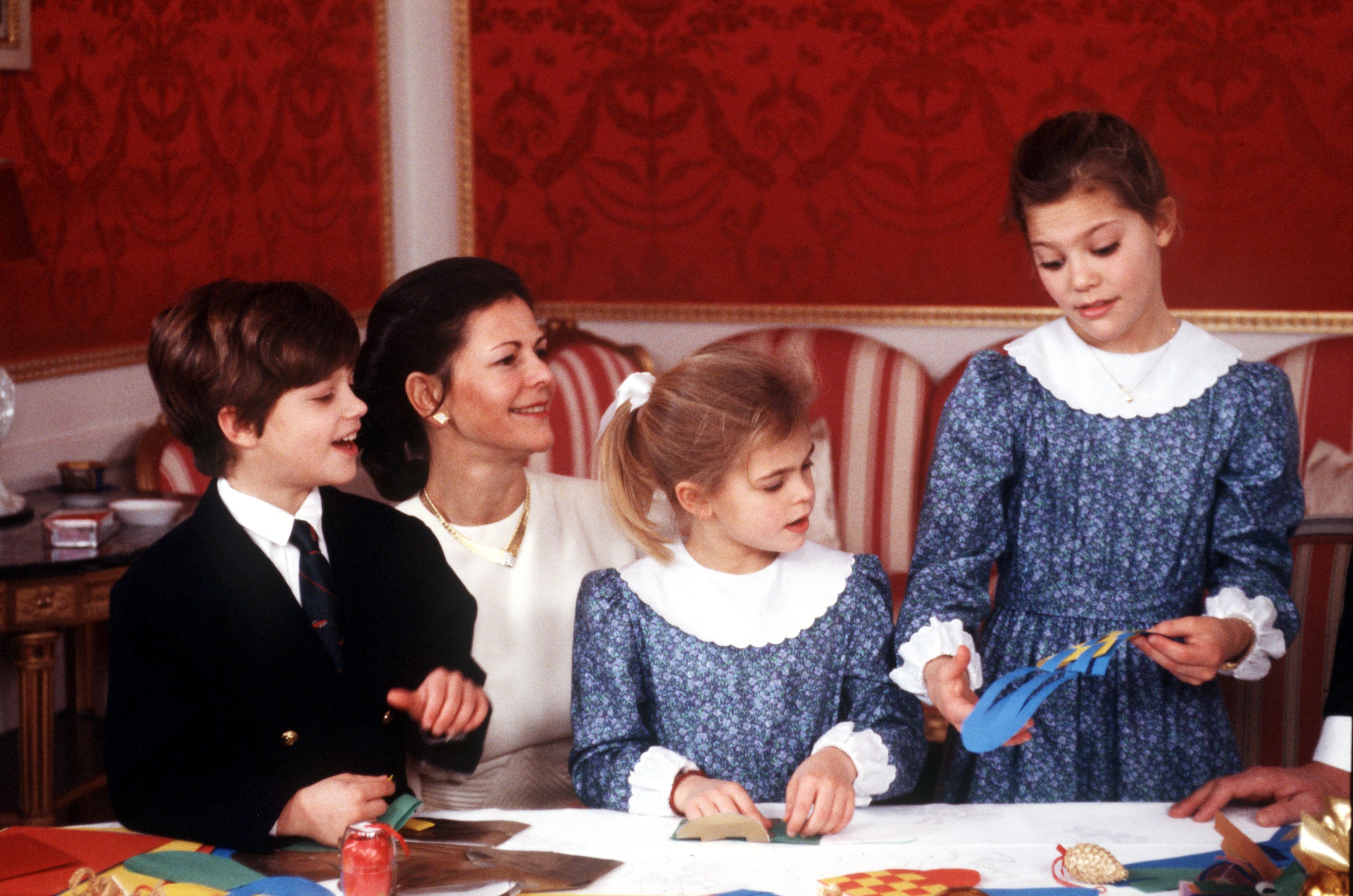1988. Prinsessan Madeleine och Kronprinsessan i likadana klänningar. 1988. Prinsessan Madeleine och Kronprinsessan i likadana klänningar.